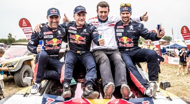 Carlos Sainz con la Peugeot vince la Dakar, sul podio due Toyota