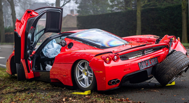 Ferrari Enzo, sbanda sul bagnato e sono danni milionari. È successo in Olanda, l'auto andrà ricostruita completamente